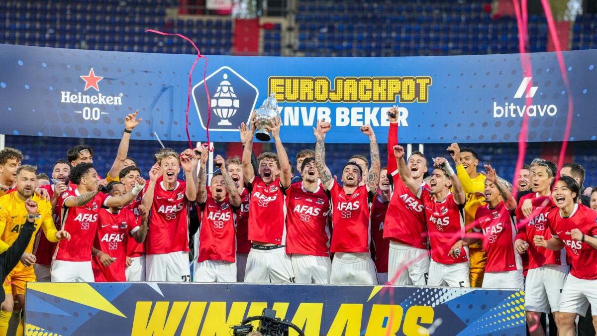 Zó viert AZ-selectie diep in de nacht bekerwinst in Alkmaar