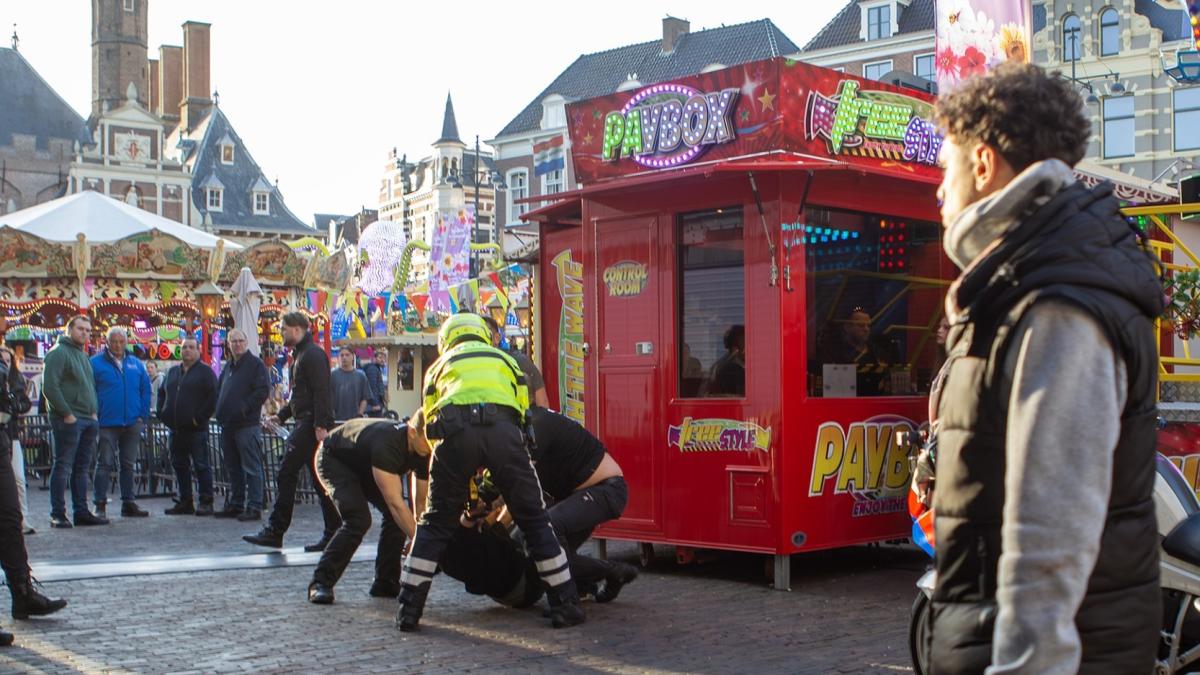 Jongen deelt kopstoot uit aan agent op Haarlemse kermis
