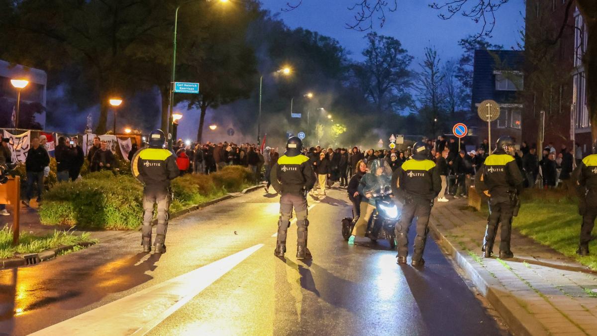Honderden protesteren tegen asielopvang Loosdrecht: ME grijpt in na gooien vuurwerk