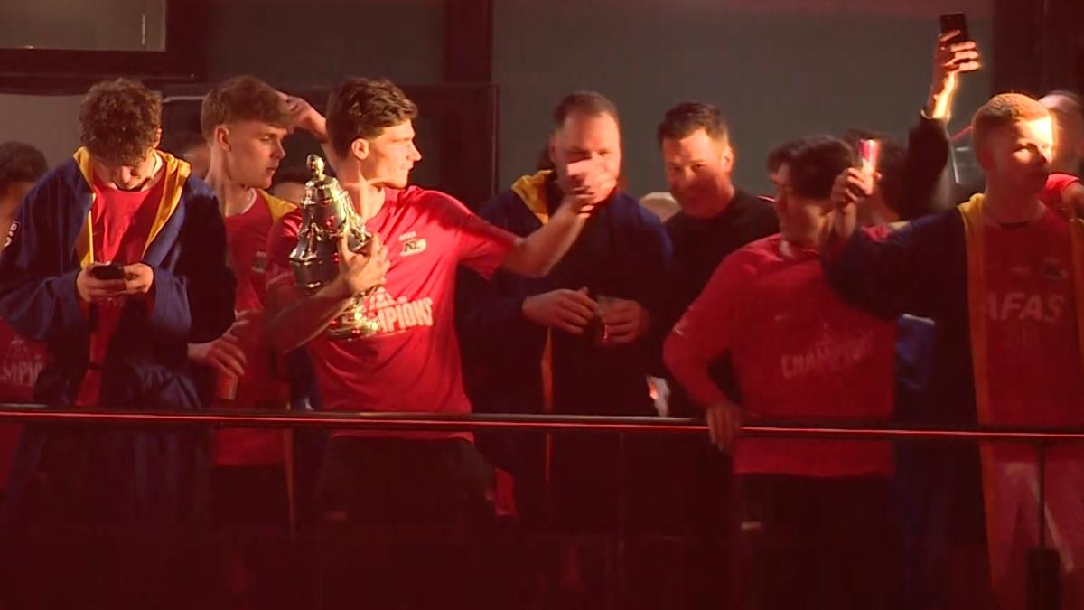 ?? Huldiging AZ-selectie met open bus door Alkmaar • Volg het live bij NH