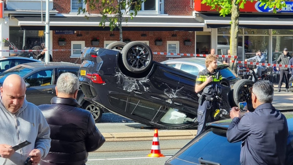 Car flips on Bos en Lommerweg, police arrest driver