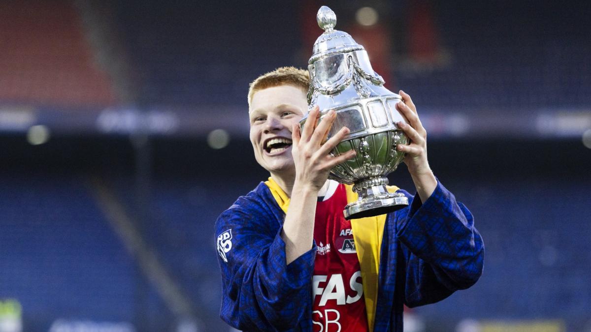 Stukje van KNVB-beker afgebroken tijdens feest AZ-spelers
