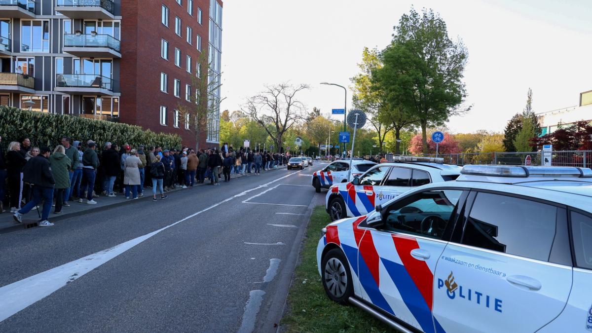 Honderden betogers bij nieuwe demonstratie Loosdrecht, zwaar vuurwerk afgestoken