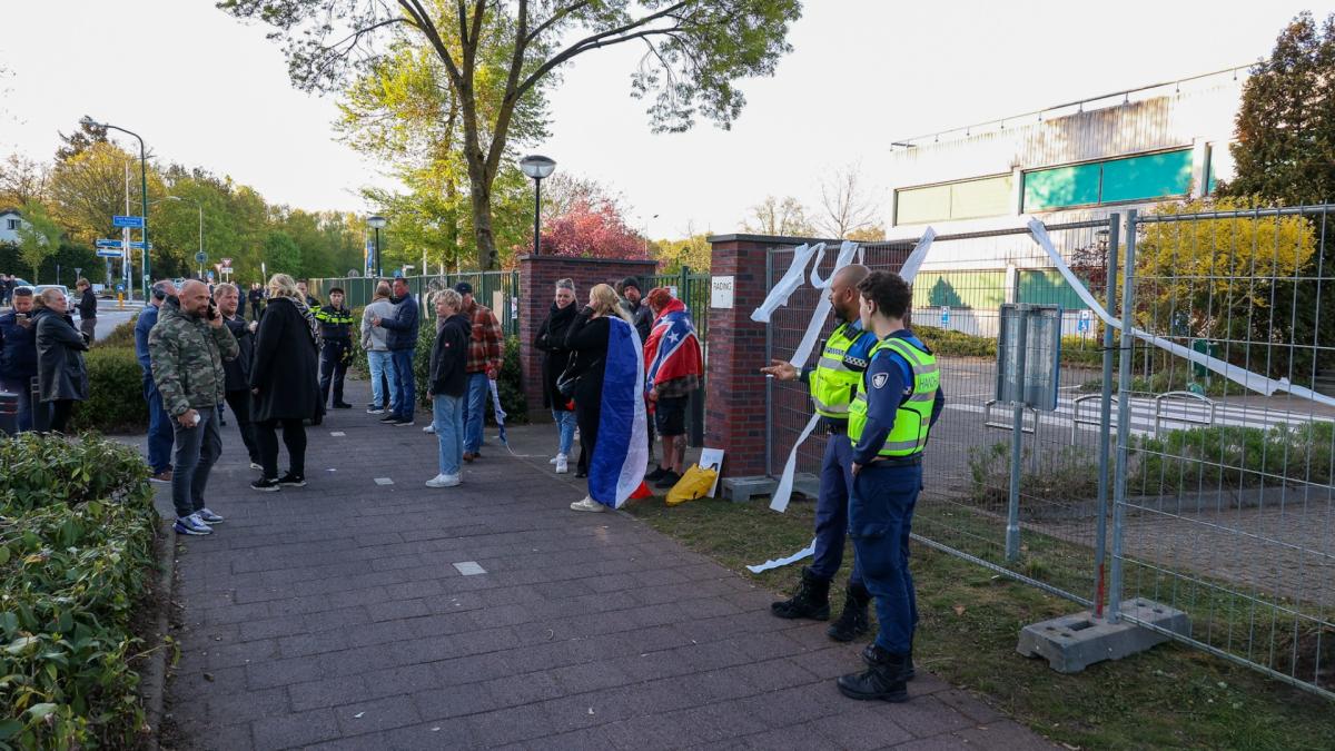 Na week vol 'ordelijke' anti-azc-demonstraties versoepelt gemeente regels in Loosdrecht
