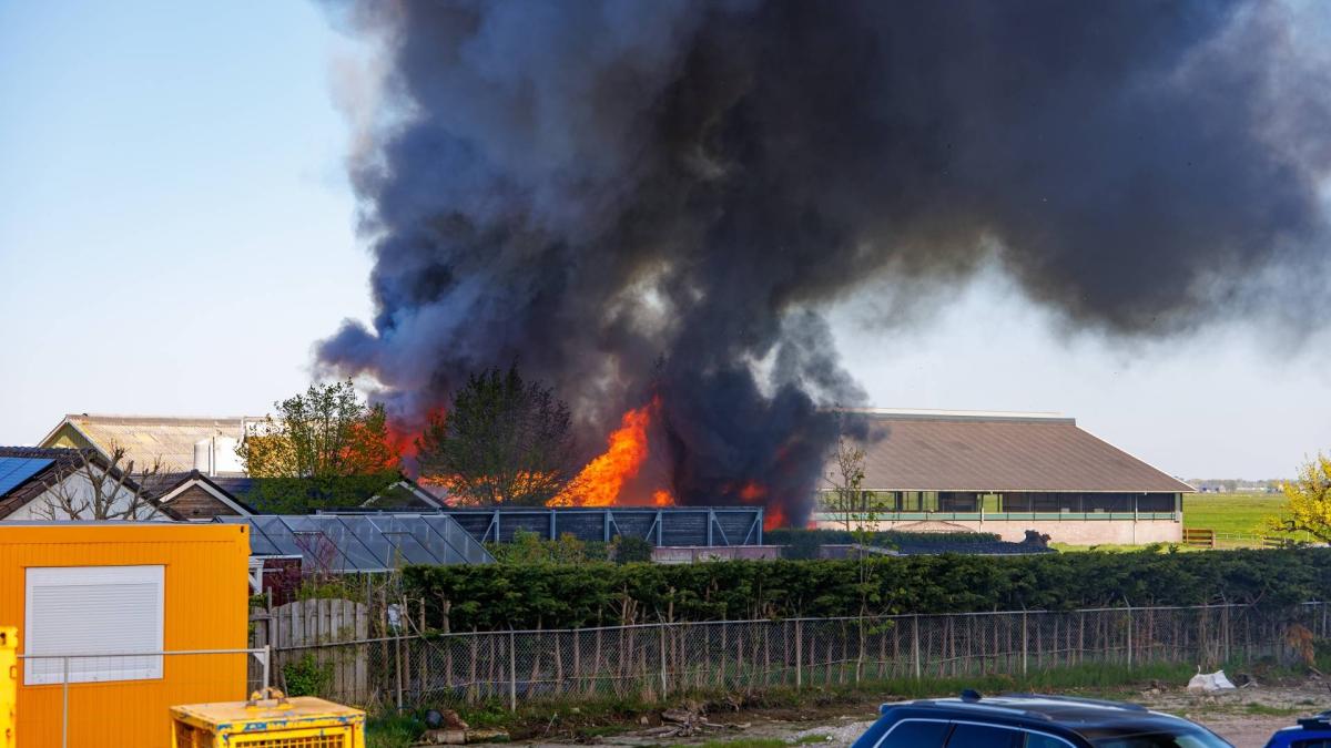 Veel rook bij grote brand in loods Ouderkerk aan de Amstel