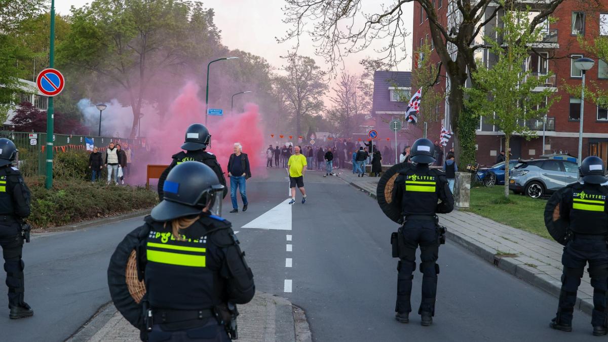 Weer onrustig in Loosdrecht bij derde protest tegen asielopvang: ME veegt straat leeg