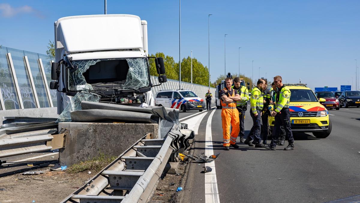 Vrachtwagen botst op vangrail A10-Oost Amsterdam na aanrijding. Bestuurder en…