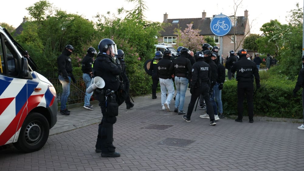Automobilist opgepakt die bij asielprotest Loosdrecht over voet ME'er reed