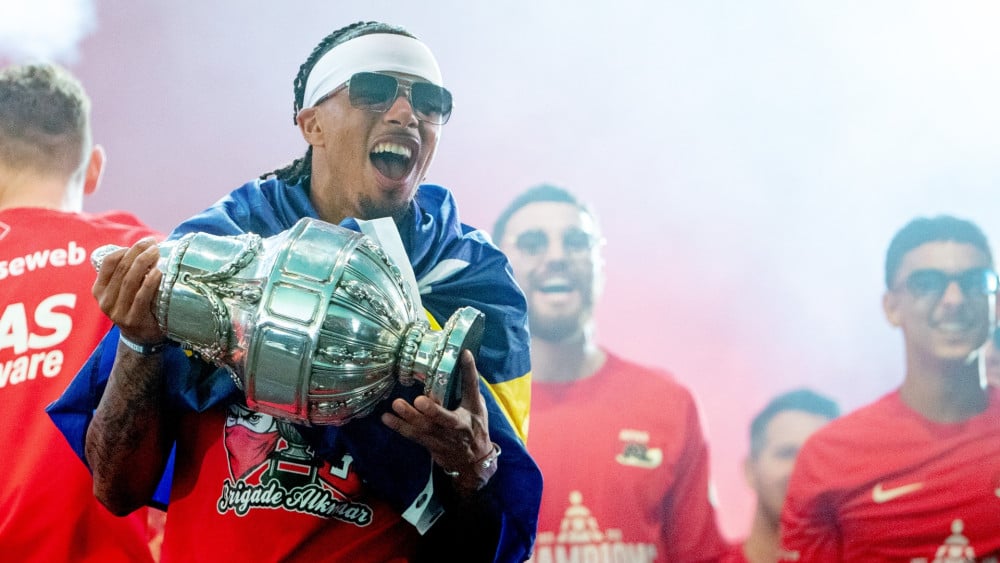 Uitbundige Elijah Dijkstra speelt hele wedstrijd na AZ-huldiging: 