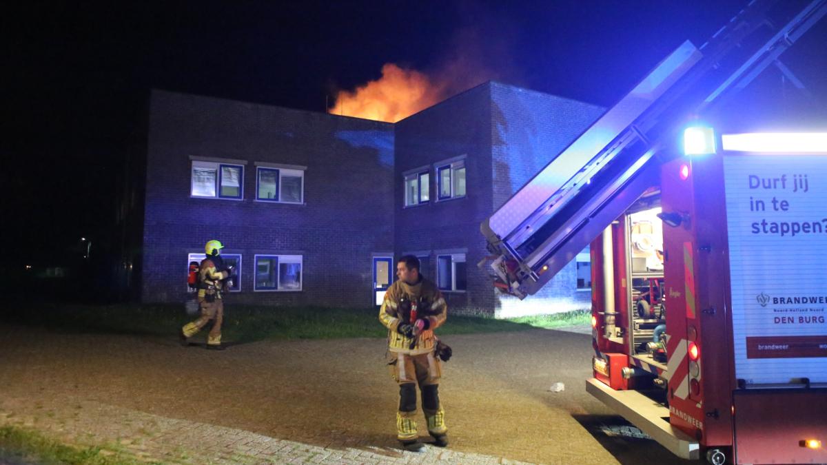 Uitslaande brand geblust op dak van bedrijfspand NIOZ
