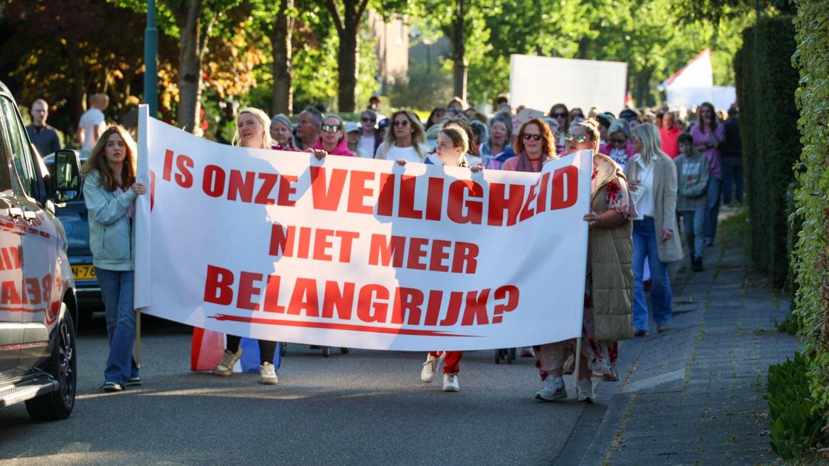 Vrouwenmars tegen komst noodopvang Loosdrecht gemoedelijk verlopen