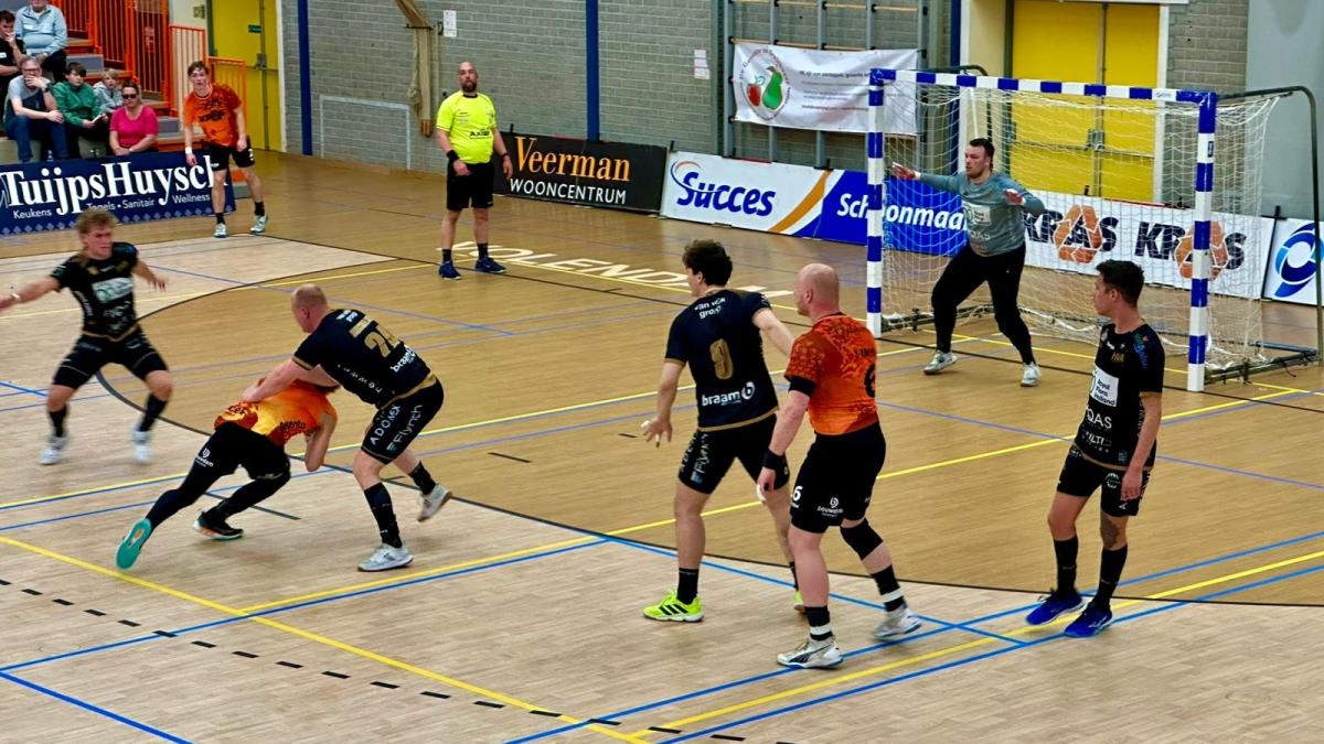 Gezonde rivaliteit zorgt voor hard handbalduel met Aalsmeer als voorlopige winnaar
