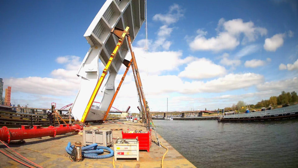 Massive bridge deck to sail through the city to Zuidas in the coming days