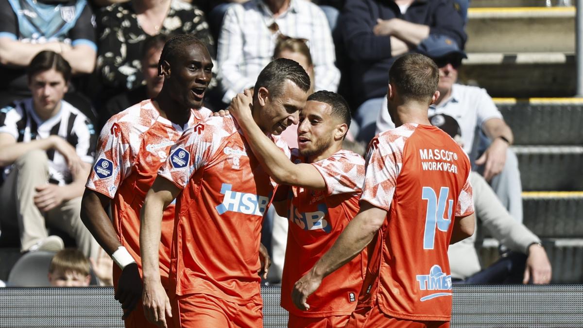 ?? Duel tussen Heracles en FC Volendam hervat na tijdelijke • bezoekers leiden comfortabel