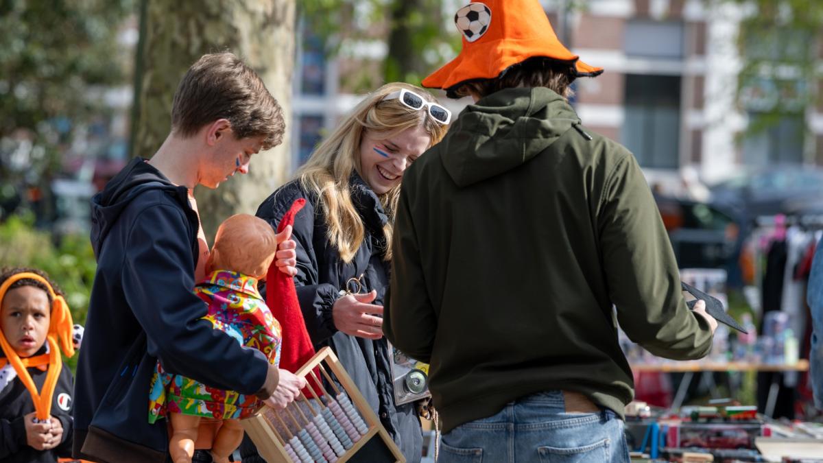 ?? LIVE Koningsdag: Dit is het geheim van oranjetompoezen • Praalwagenoptocht in Broek op Langedijk