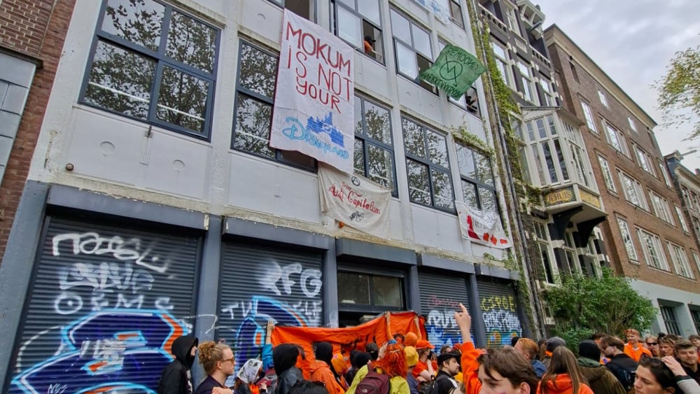 Building squatted on busy Prinsengracht, police proceed to immediate eviction