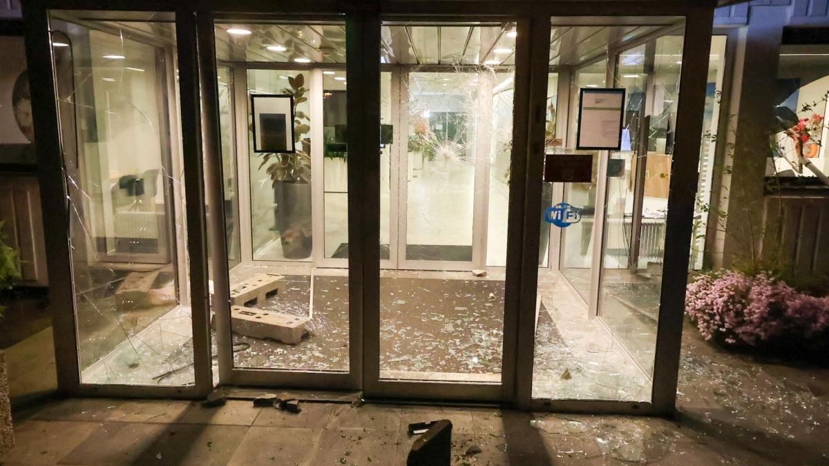 Vernielingen aangericht bij Loosdrechts gemeentehuis dat asielzoekers gaat opvangen