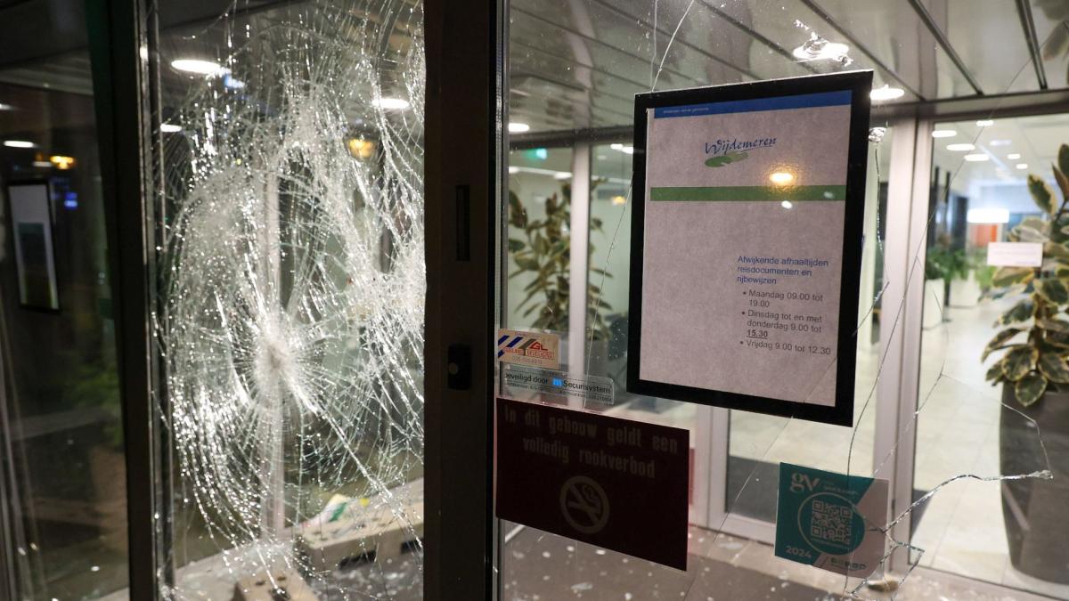 Stoeptegels door ruiten bij gemeentehuis Loosdrecht na onrust rond asielopvang