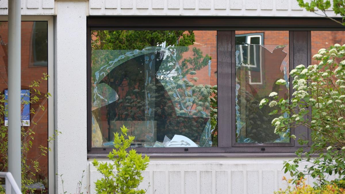 Minister noemt vernielingen gemeentehuis Loosdrecht 'onacceptabel'