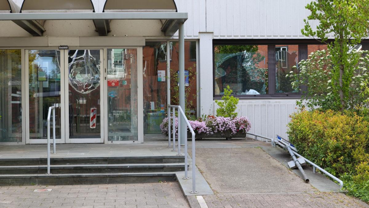 Politie: vijftig relschoppers betrokken bij vernielingen gemeentehuis Loosdrecht