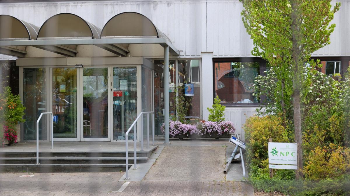 Eerste asielzoekers aangekomen bij veelbesproken noodopvang in Loosdrecht