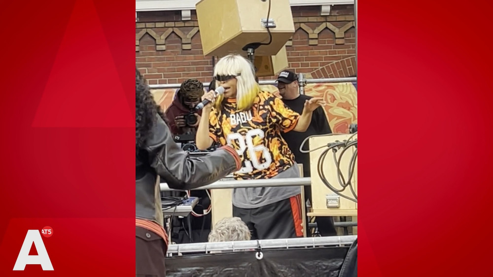 Erykah Badu surprises with unannounced King's Day performance in Westerpark