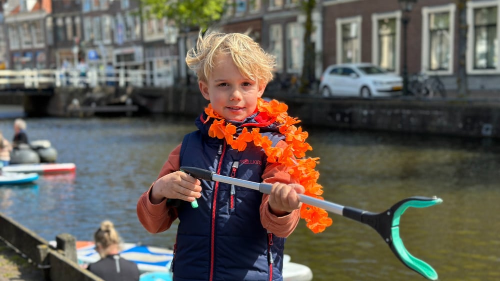 Boas (9) maakt grachten schoon na Koningsdag: 