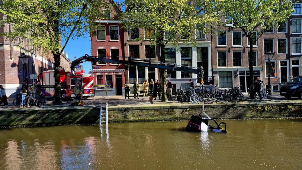 Driver plunges microcar into Leidsegracht, escapes unharmed
