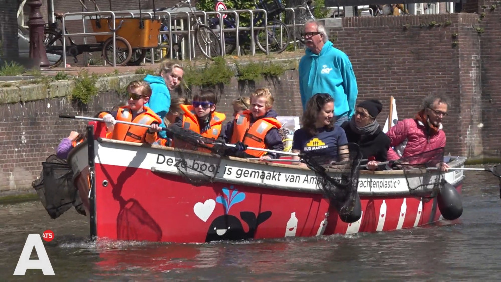 Volunteers fish for waste after King's Day: 'A drop in the bucket'