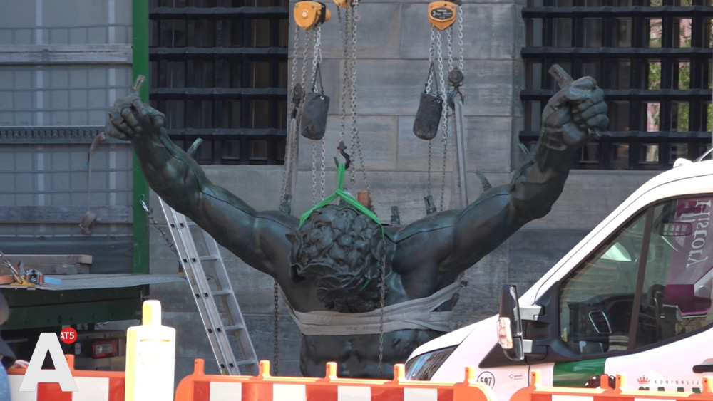 Almost complete again: torso and lower section of Atlas back at the Royal Palace on the Dam