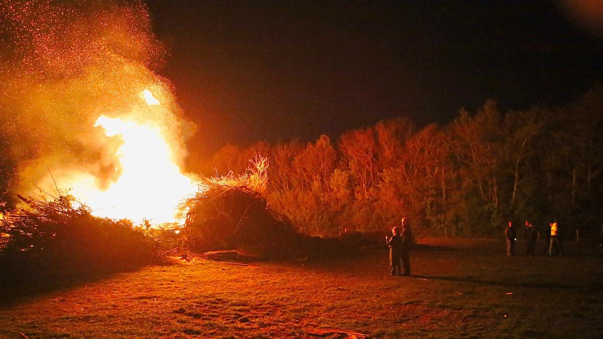Toch meierblis aangestoken op Texel, brandweer moet vuur blussen