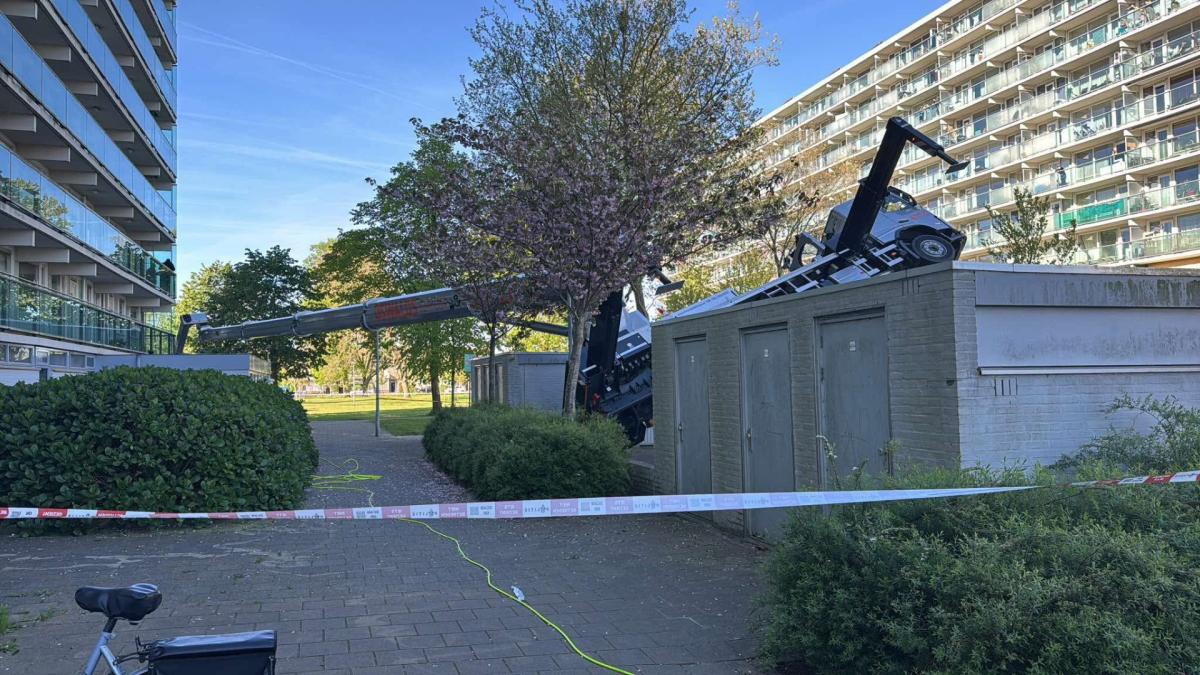 Hoogwerker van glazenwassers gekanteld bij flat Uithoorn, appartement op haar na gemist