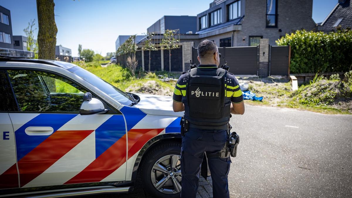 Politie komt af op overvalmelding en treft drugs aan, drie aanhoudingen