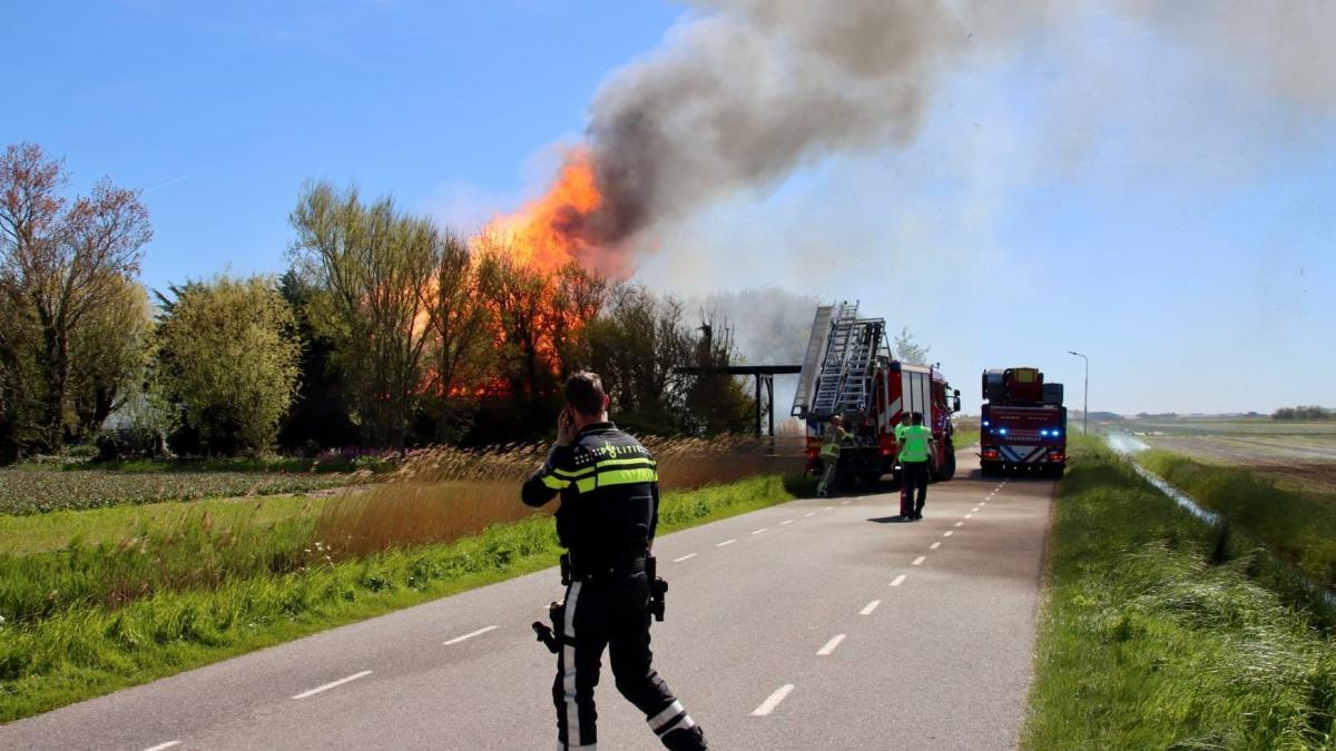 Grote brand in schuur Callantsoog, vuur overgeslagen naar woning met rieten dak