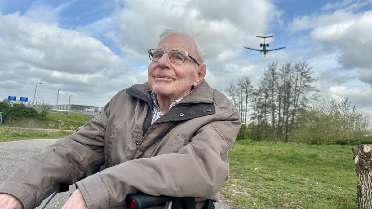 Op de autoped naar Schiphol in 1940: Dick (94) zag de oorlog beginnen