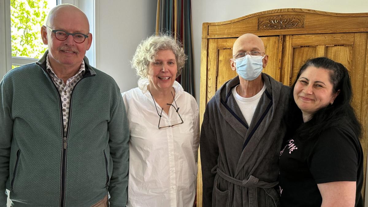 Angela en Henk helpen Oekraïense Vova aan veilige herstelplek na stamceloperatie