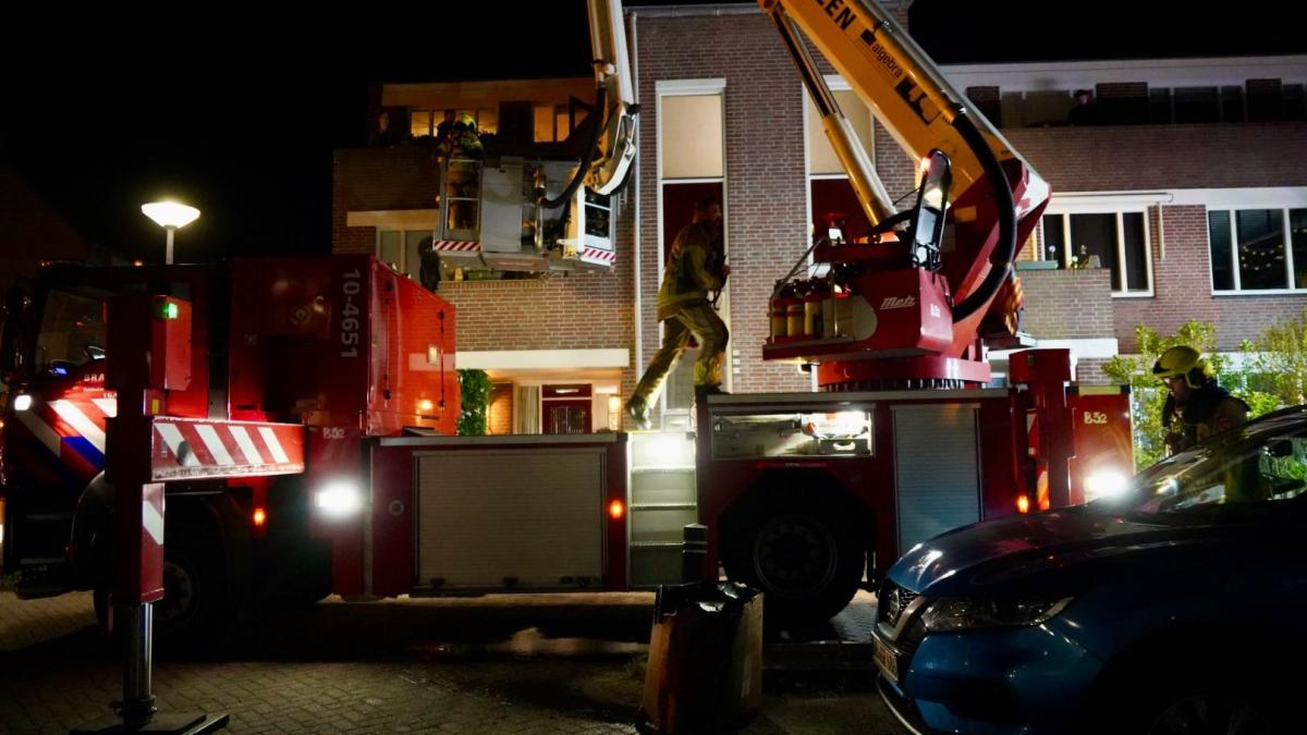 Bewoners gered van balkon bij brand in flat Enkhuizen