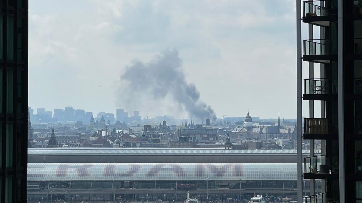 Brand in Amsterdam-Zuid, rookwolk door hele stad te zien