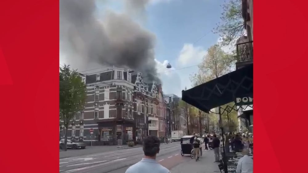 Veel rook bij brand in Amsterdam, rookwolk door de hele stad te zien