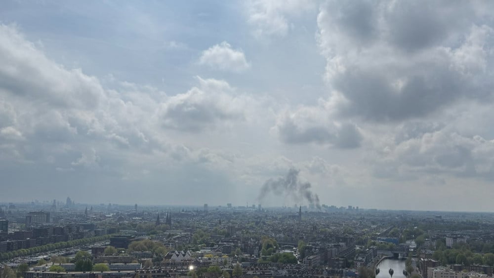 Veel rook bij brand in Amsterdam • Jetskiër op de vlucht voor politie