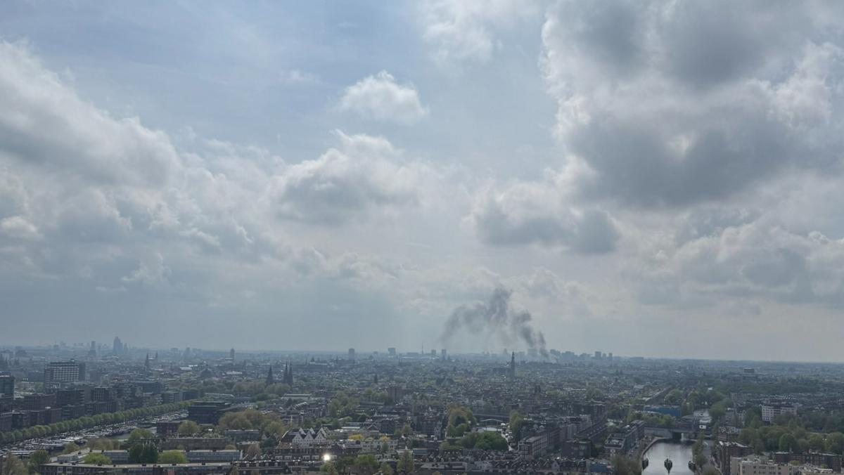 Veel rook bij woningbrand in Amsterdam • Jetskiër op de vlucht voor politie