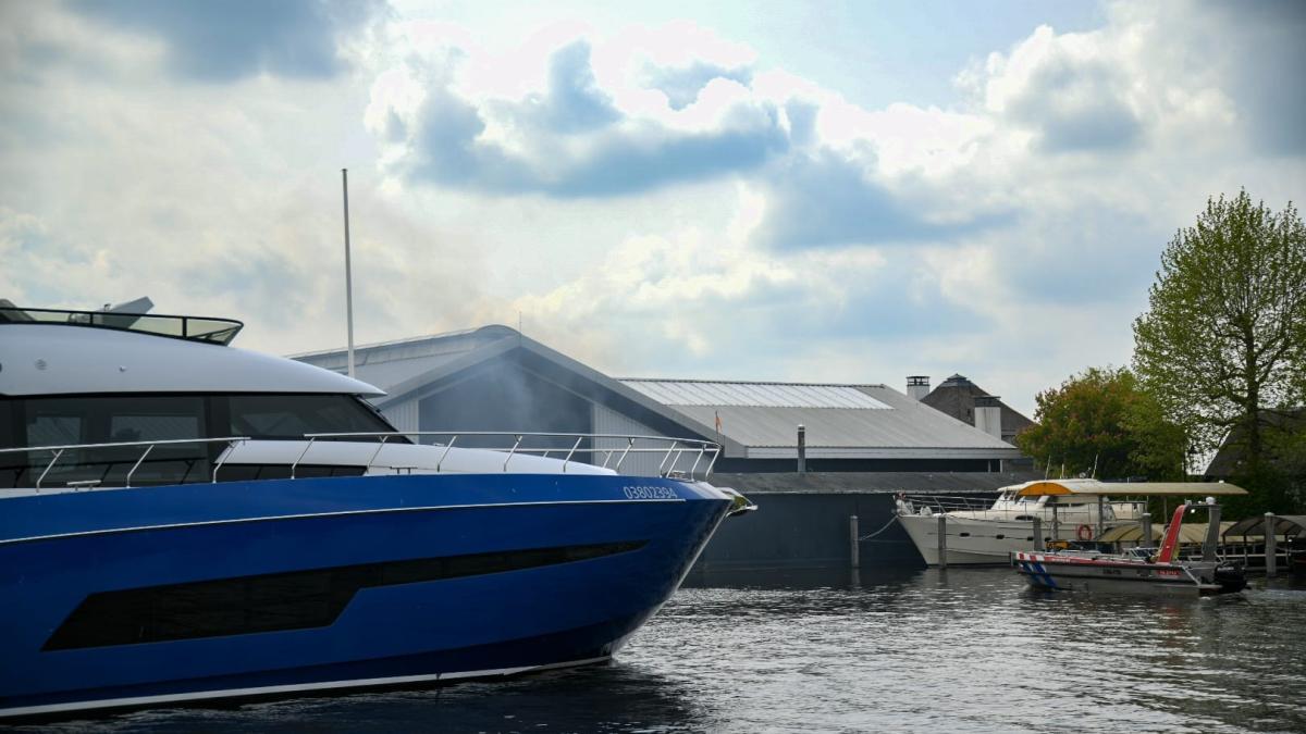 Brand in loods van Loosdrechtse botenhandelaar