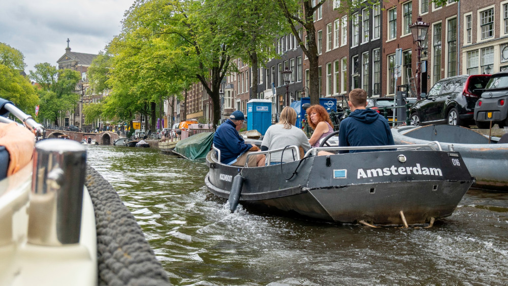 Illegal water taxi takes two enforcement officers on board, receives 2,500 euro fine