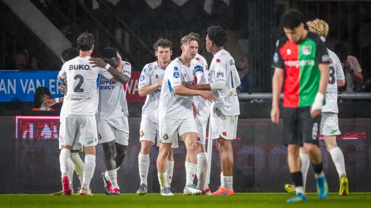 ?? Halverwege leidt Telstar in Nijmegen • Ajax sleept punt uit het vuur tegen PSV