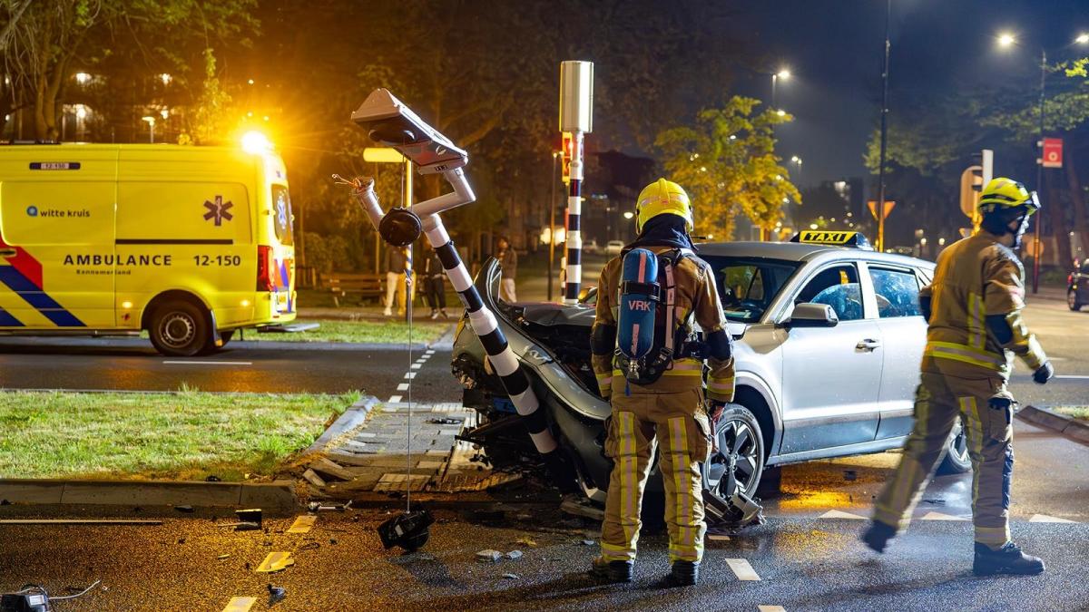 Botsing tussen personenauto en taxi in Beverwijk