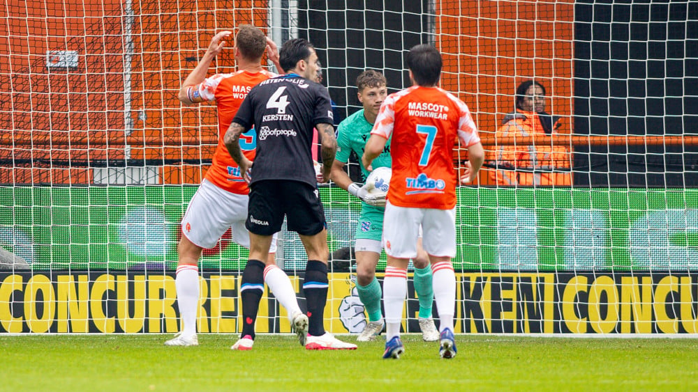 ? Achterstand bij begin tweede helft FC Volendam • AZ speelt thuis tegen FC Twente