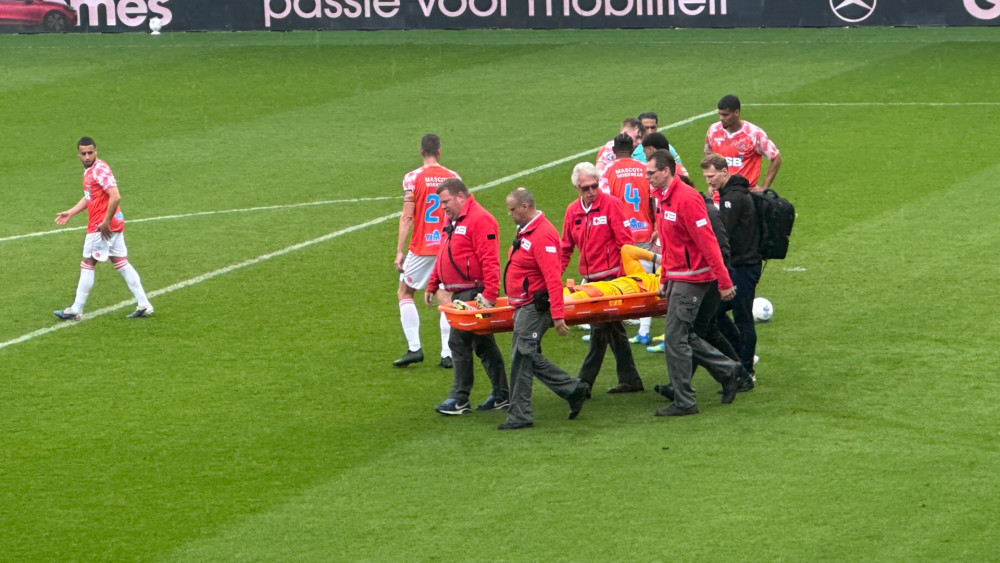 🔴 Trieste aftocht Van Oevelen na botsing • AZ speelt thuis tegen FC Twente. 🔴 Trieste aftocht Van Oevelen na botsing • AZ speelt thuis tegen FC Twente.