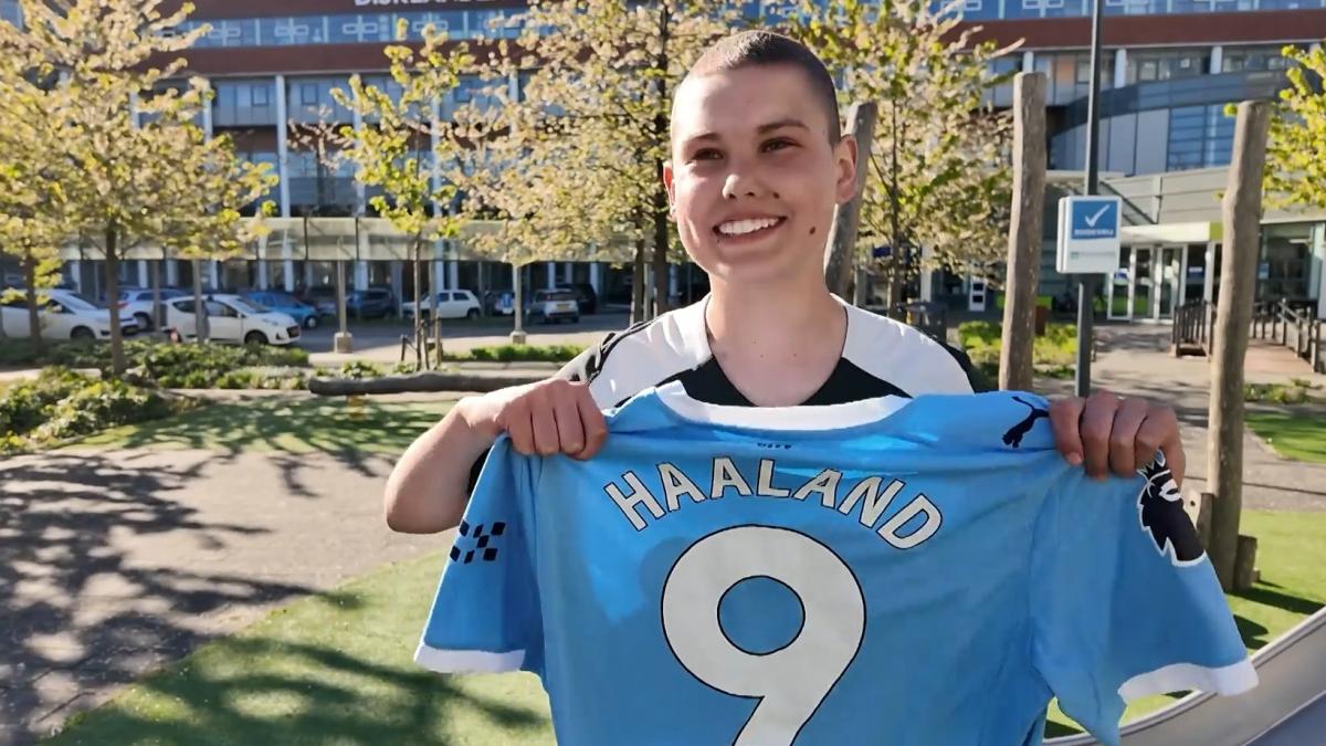 Tim (14) heeft kanker en haalt geld op voor anderen met veiling voetbalshirts