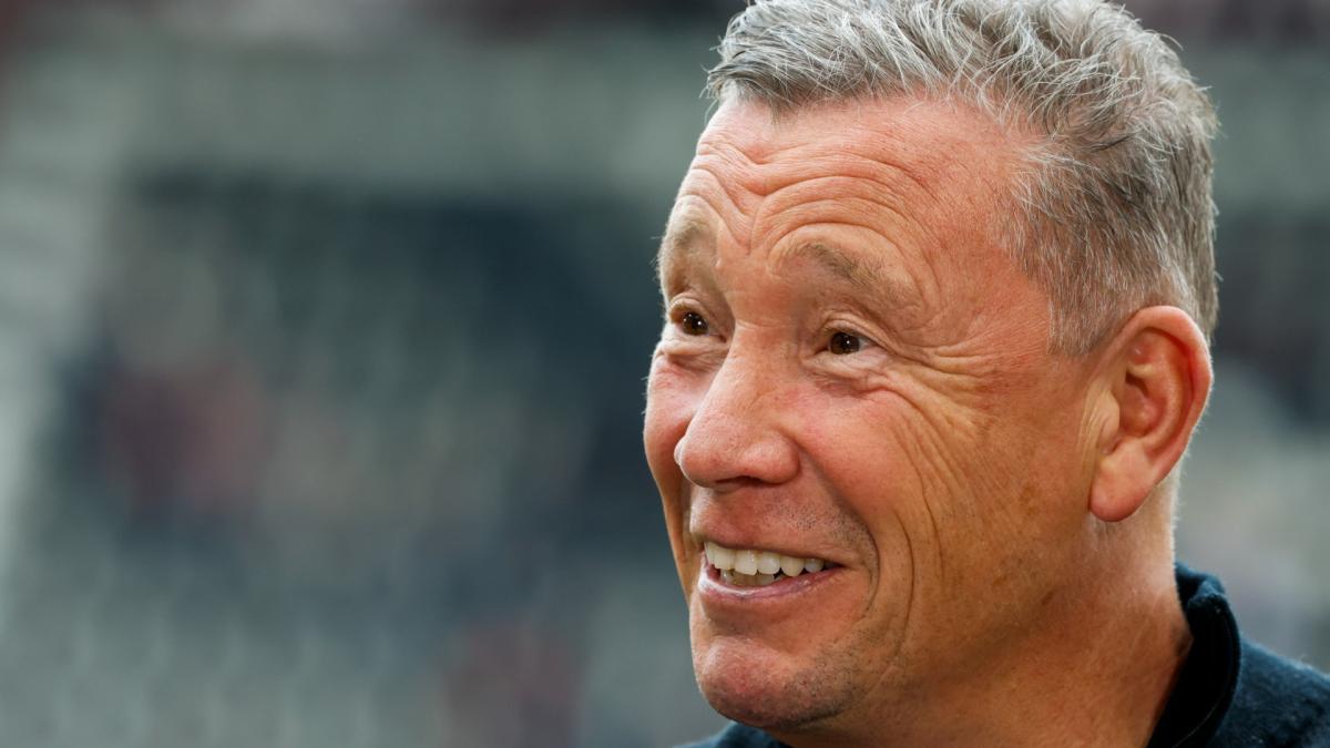 AZ-trainer doet vriend en oud-collega in slotfase pijn: 