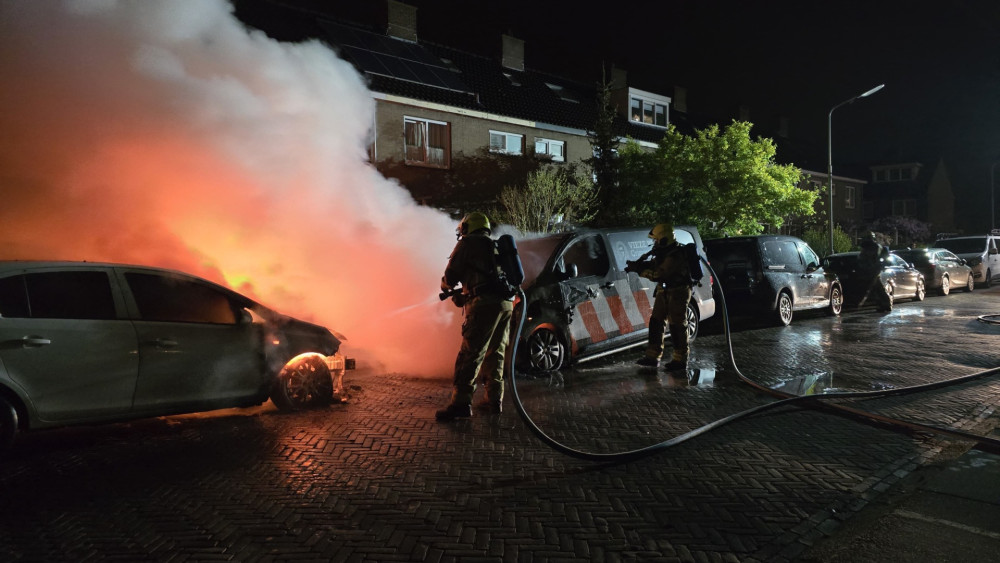 Two vehicles heavily damaged after fire in Heemskerk